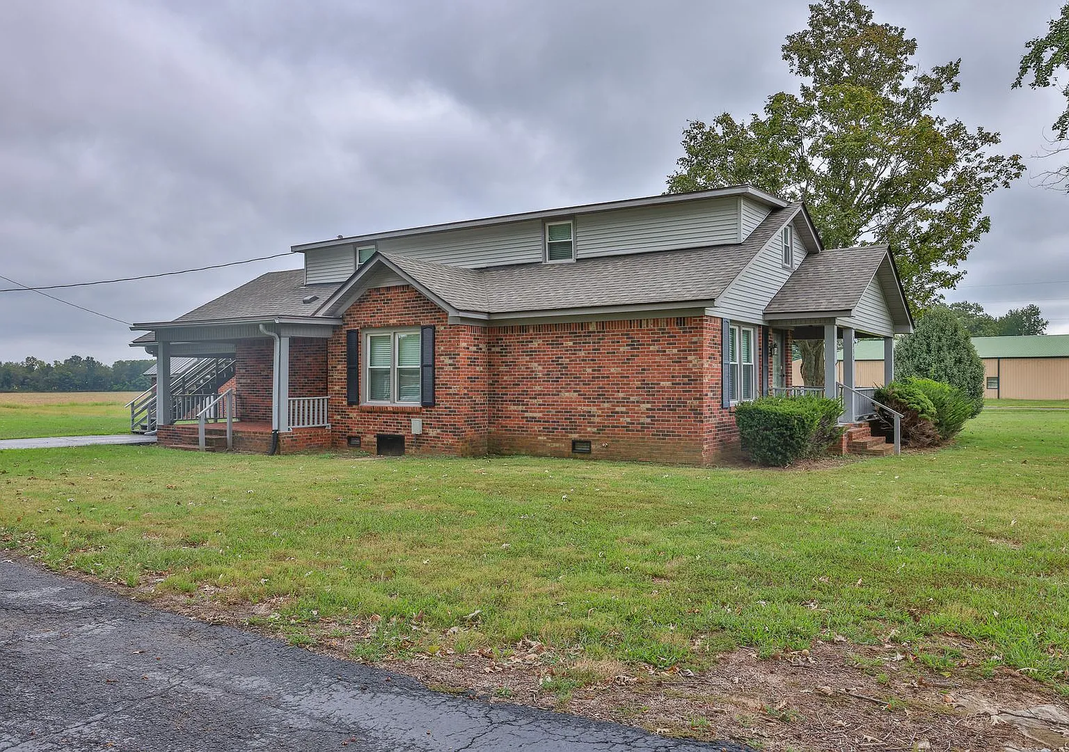 Prime Location! 3 Bed Home on Highway to Martin! — Photo 3