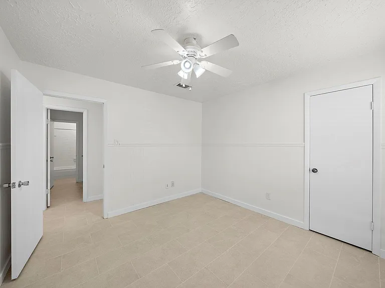 13815 Grosvenor St — Photo 20