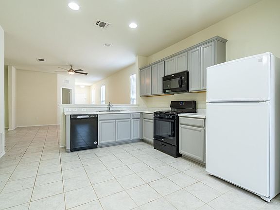 5th image of 221 La Dera Dr