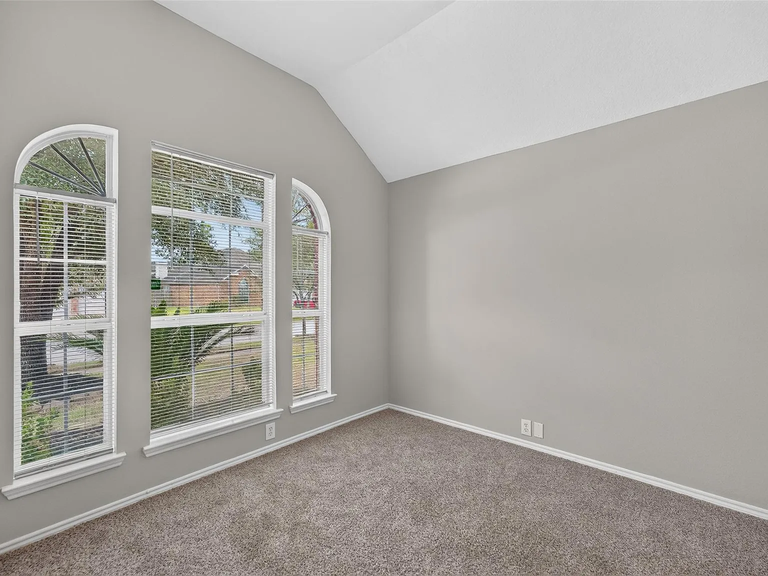 4 bed, 2.0 bath, 1969 sqft, $2,300 — Photo 4