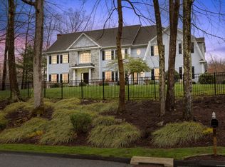 5 Oak Ridge Dr, Newtown, CT 06470