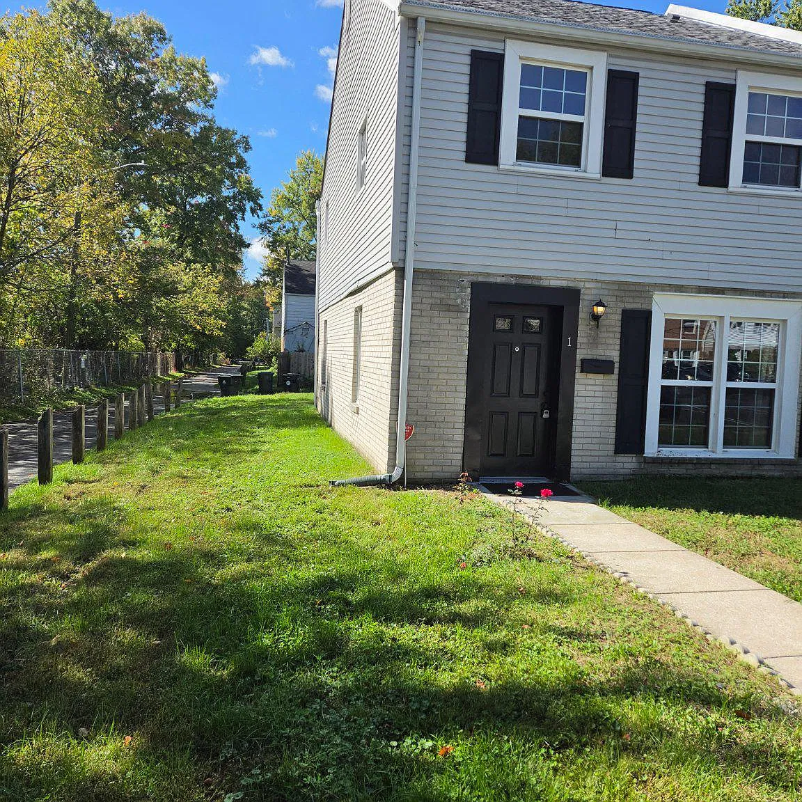 3 bed, 1.5 bath, 1350 sqft, $1,750 — Photo 2