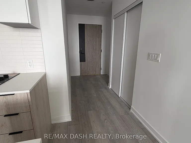 1007 The Queensway #1707 — Photo 6