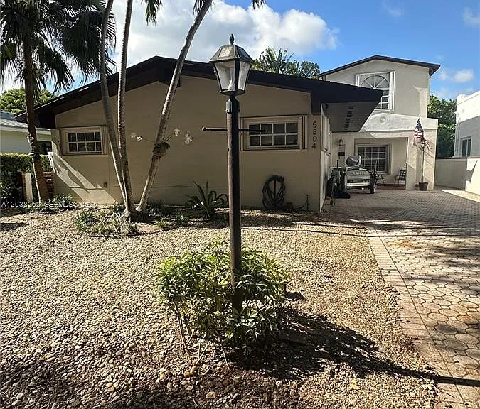 5804 SW 35th St — Photo 1