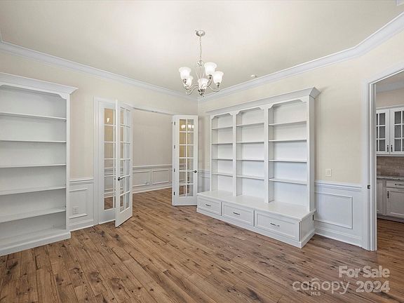 5th image of 4061 Wiltshire Ln