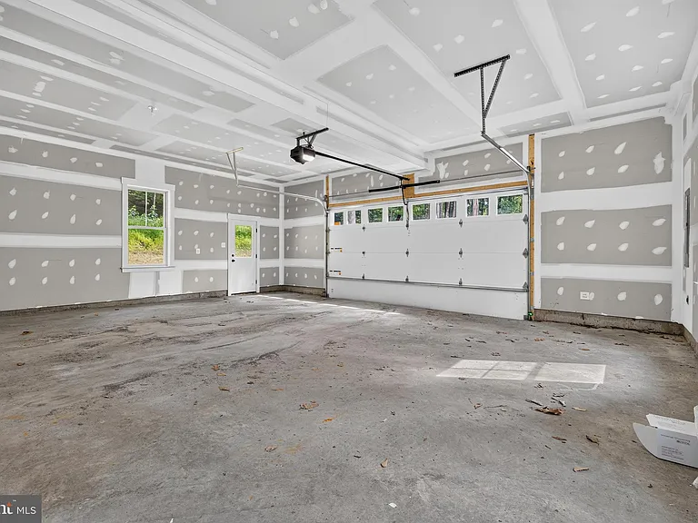 1490 Thurston Rd — Photo 44