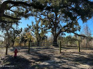 127 Old Pecan Grove Ln, Waveland, MS 39576