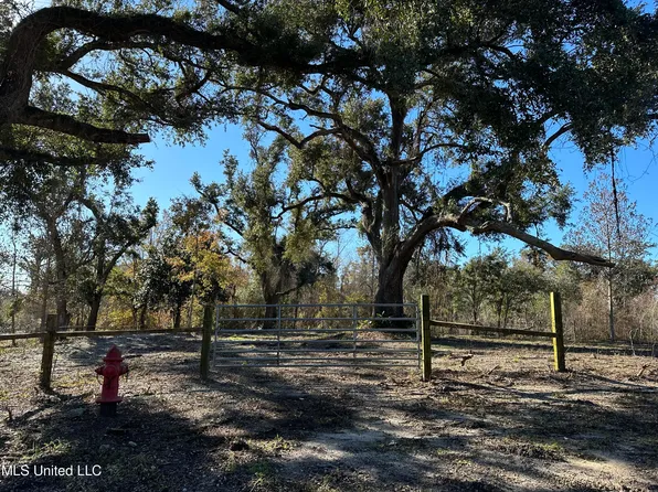 127 Old Pecan Grove Ln, Waveland, MS 39576