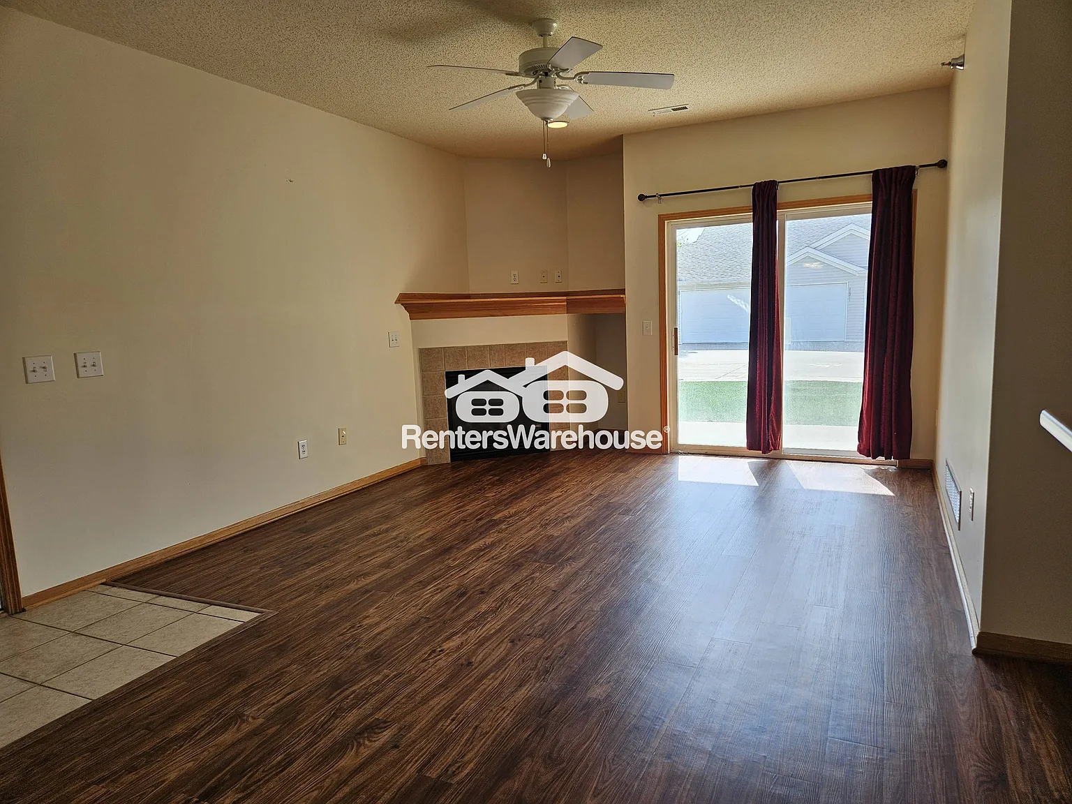 Move in Special! 3 Bedroom Condo! — Photo 3