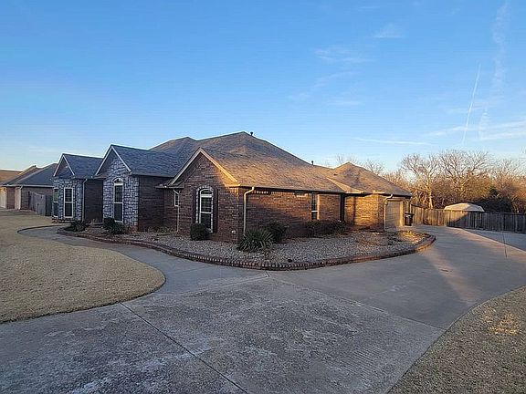 3rd image of 204 S Wyndemere Lakes Dr