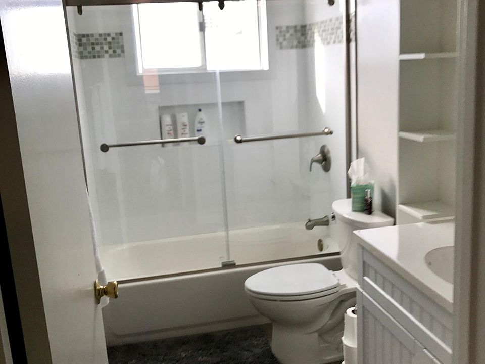 2nd image of 917 6th St APT 10