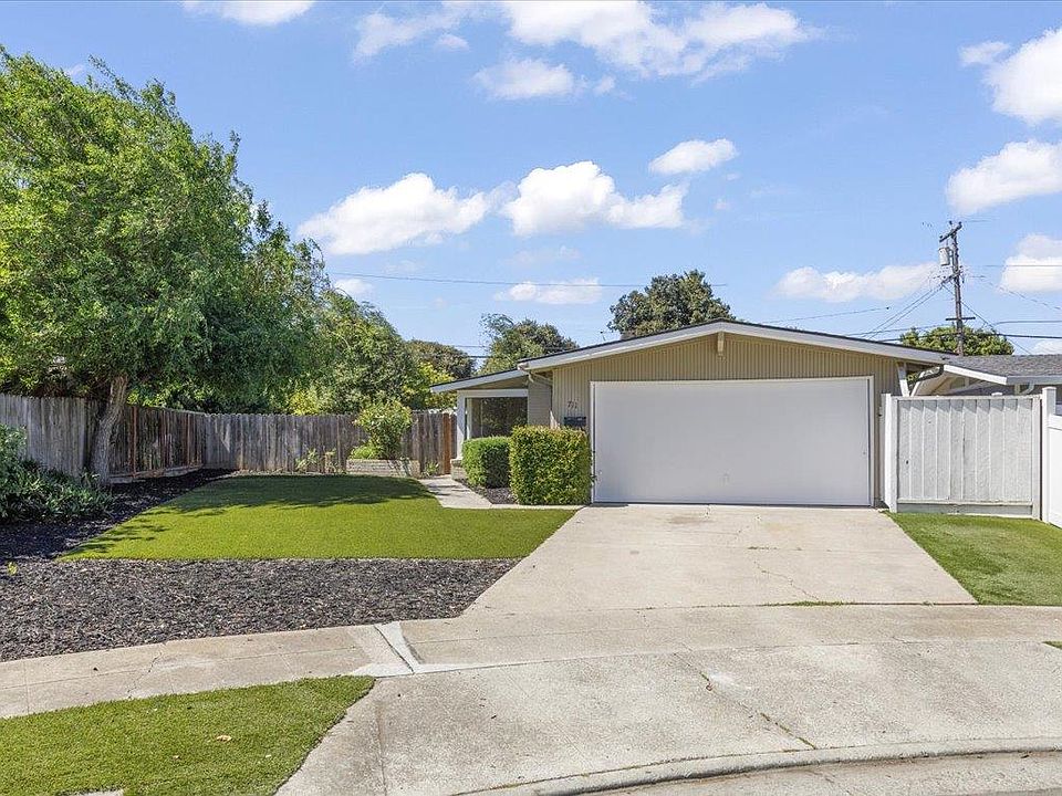 1st image of 711 Lotuslake Ct