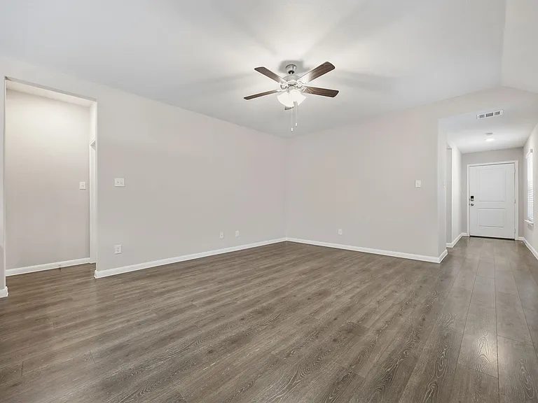 3921 Oak Creek Cir — Photo 9