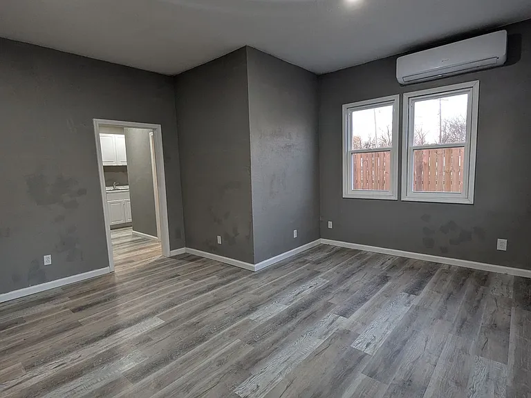 410 E 6th St — Photo 22