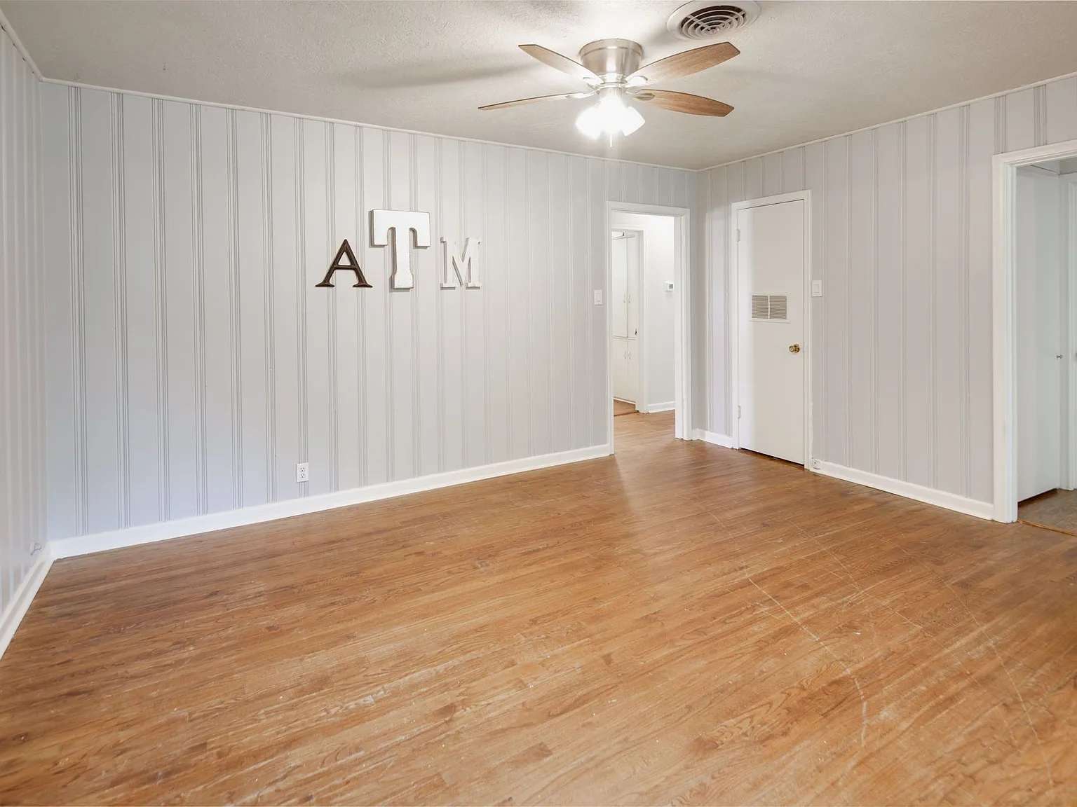 4 bed, 3.0 bath, 1992 sqft, $2,200 — Photo 2