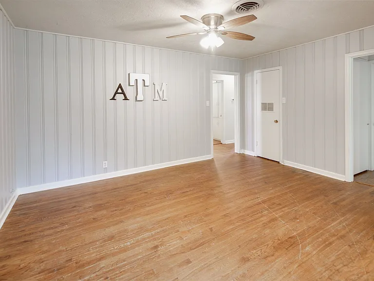 707 Enfield St — Photo 2