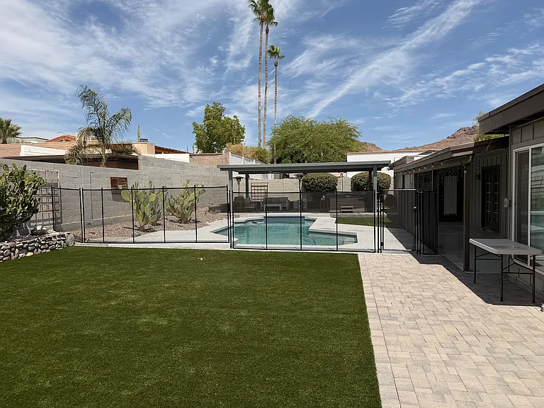 910 E Beck Ln — Photo 4