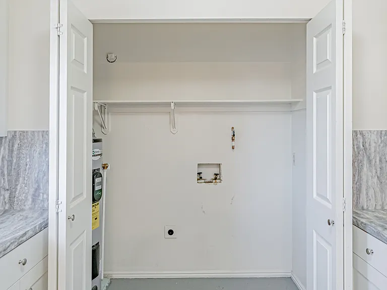 2022 W Broadway St #2022 — Photo 11