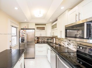 3401 N Country Club Dr APT 215, Aventura, FL 33180
