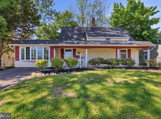 35 Robin Hill Ln, Levittown, PA 19055