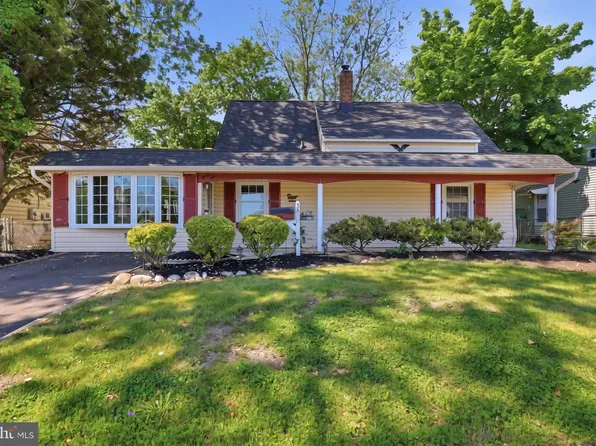 35 Robin Hill Ln, Levittown, PA 19055