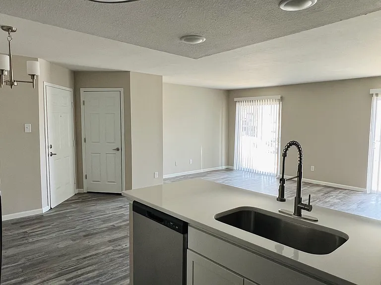 Country Club Place Apartments — Photo 14