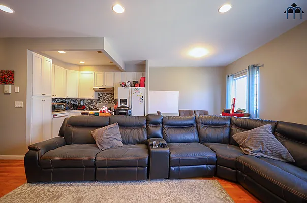 Sold by Momentum Real Estate LLC | media 14