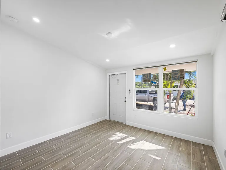 Australian Pines Apartments — Photo 7