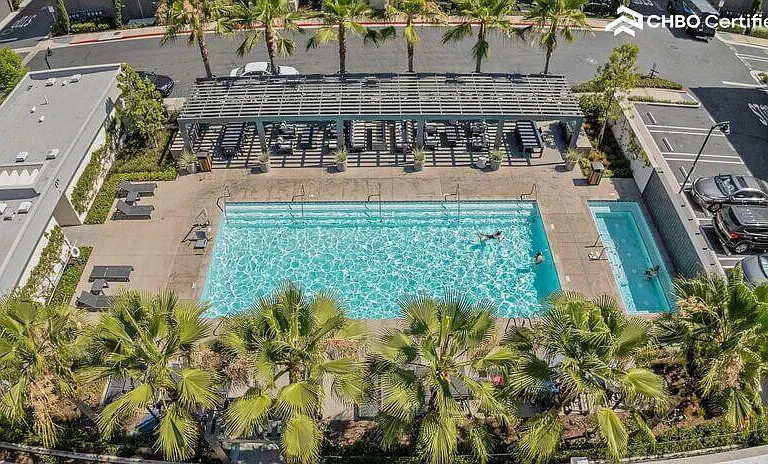 This pool may make you want to "work from home".