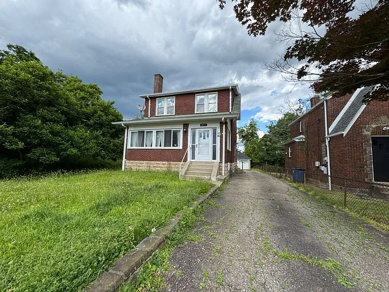 302 McCutcheon Ln — Photo 2