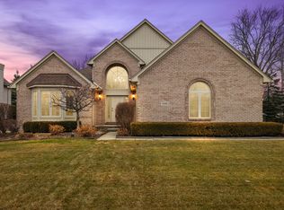 1040 Adele Ct, Rochester Hills, MI 48309