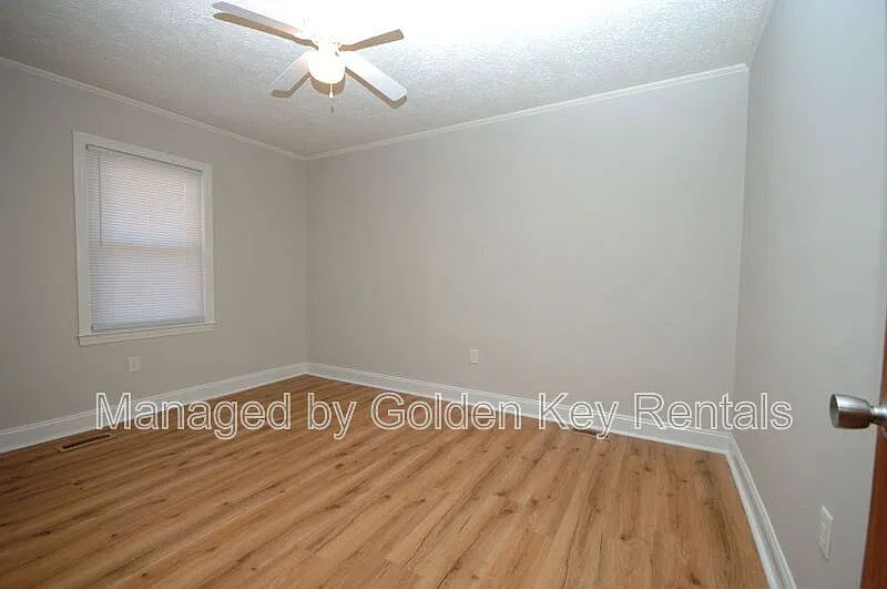 3 bed, 1.0 bath, $1,200 — Photo 4