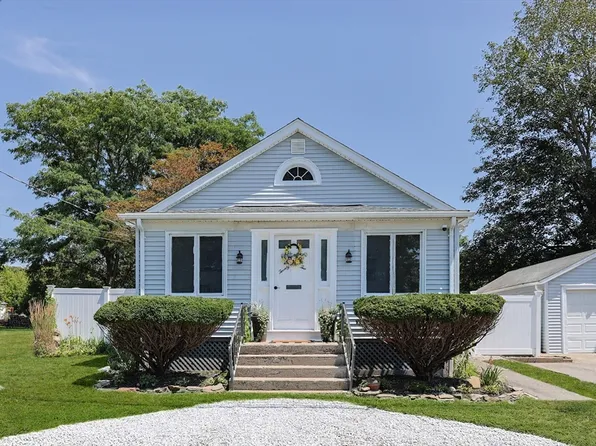 22 Louis St, Swansea, MA 02777