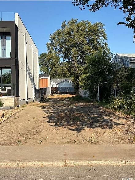 1st image of 1551 Spadina CRESCENT E