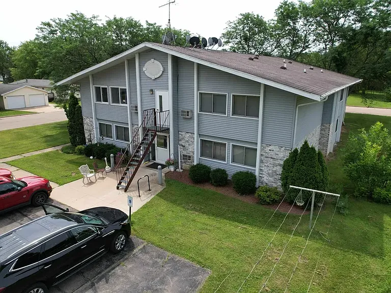 410 W Maple St #12 — Photo 2