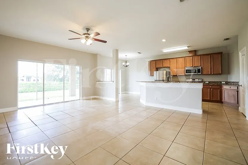 3 bed, 2.0 bath, 2185 sqft, $1,700 — Photo 4
