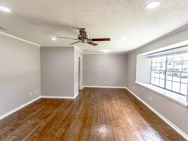 1825 Courtney Dr — Photo 2