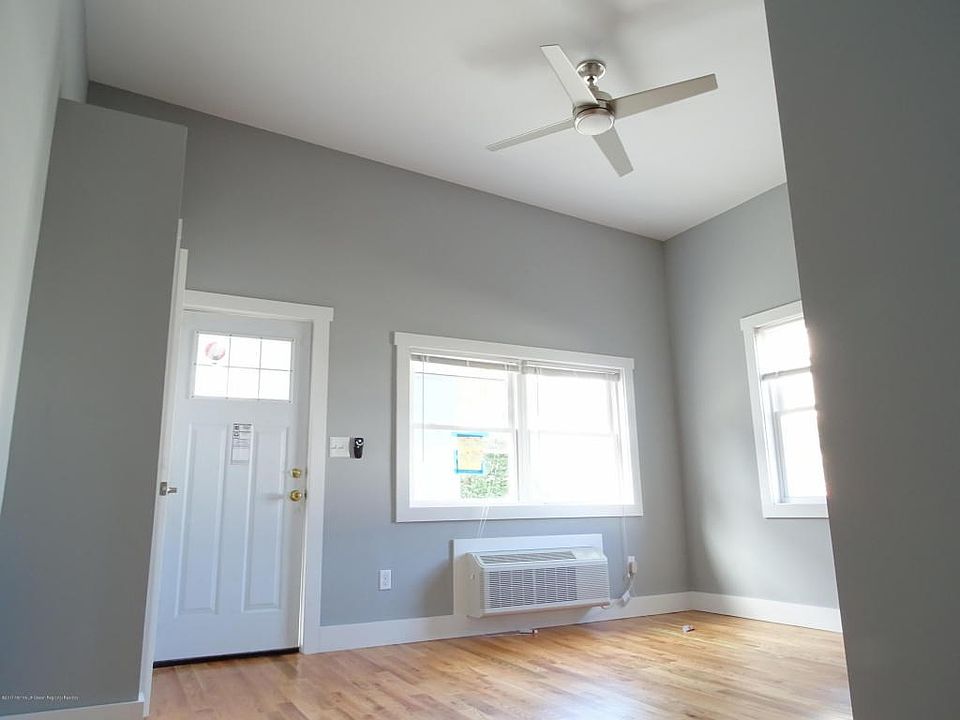 108 4th #5 Living Room 4