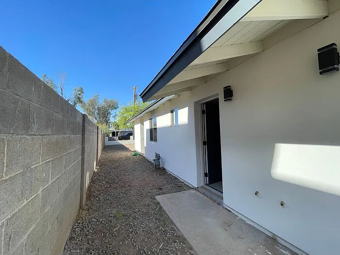 2726 E Culver St #B — Photo 52