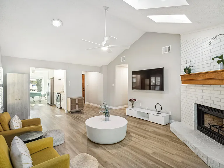 849 N Riverside Dr — Photo 4