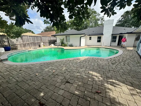 7706 Braesview Ln, Houston, TX 77071