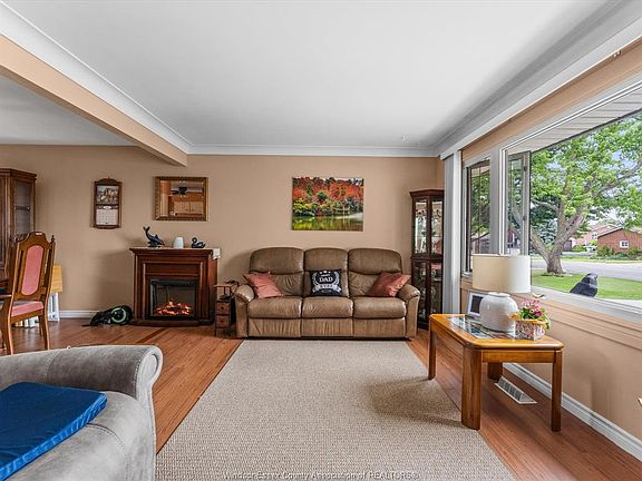 4th image of 15 Riviera Dr