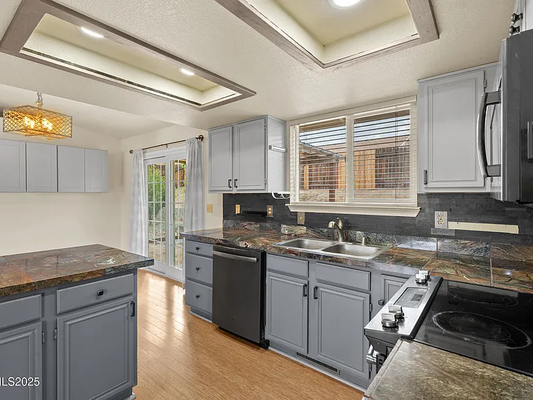 Kitchen with electric stove/oven range, dishwasher and microwave
