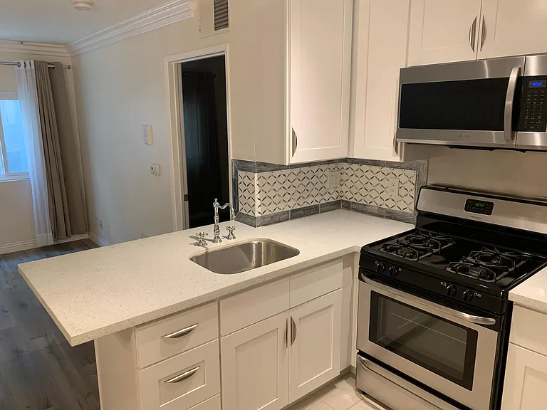 1726 Winona Blvd #107 — Photo 3