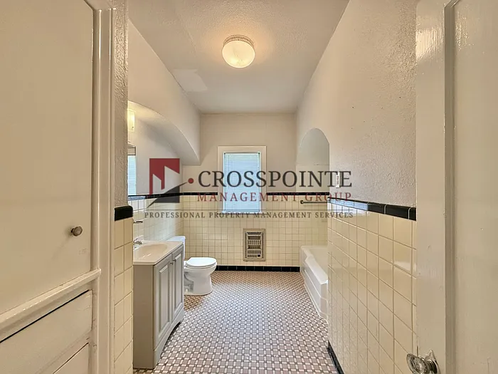 1120 Augusta Ave — Photo 24