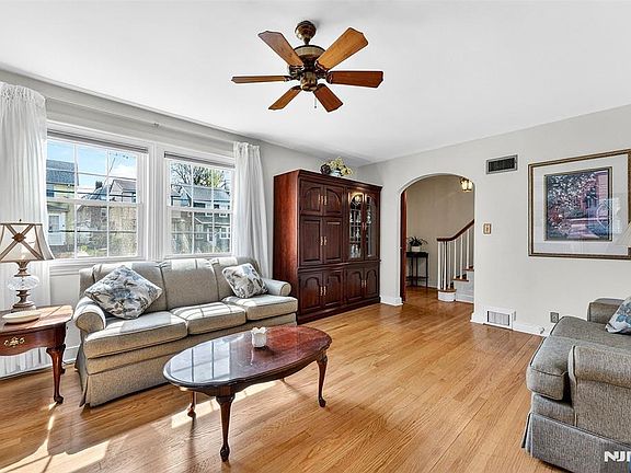 3rd image of 68 Ilford Ave