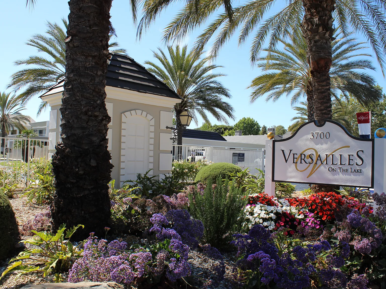 Versailles on the Lake Apartments — Photo 2