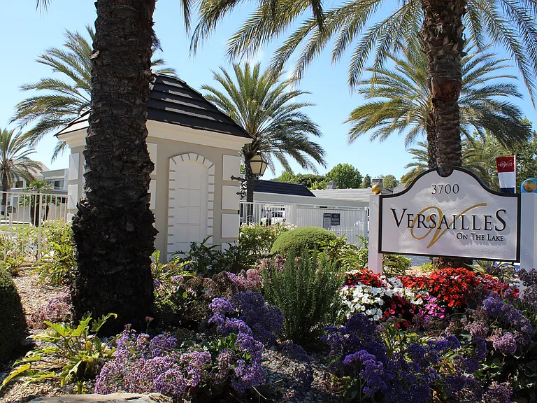 Versailles on the Lake Apartments — Photo 2