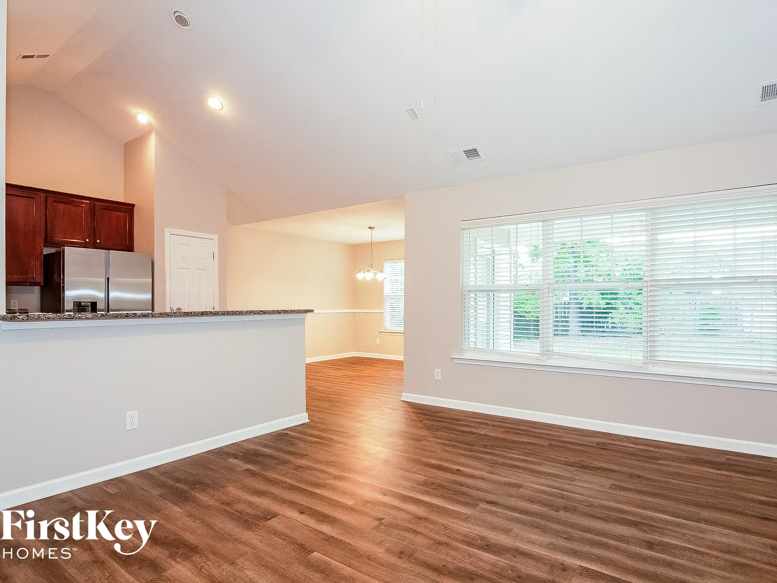 3 bed, 2.0 bath, 1919 sqft, $2,405 — Photo 4