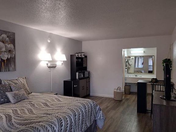 3rd image of 1815 W Vine St #50387062a